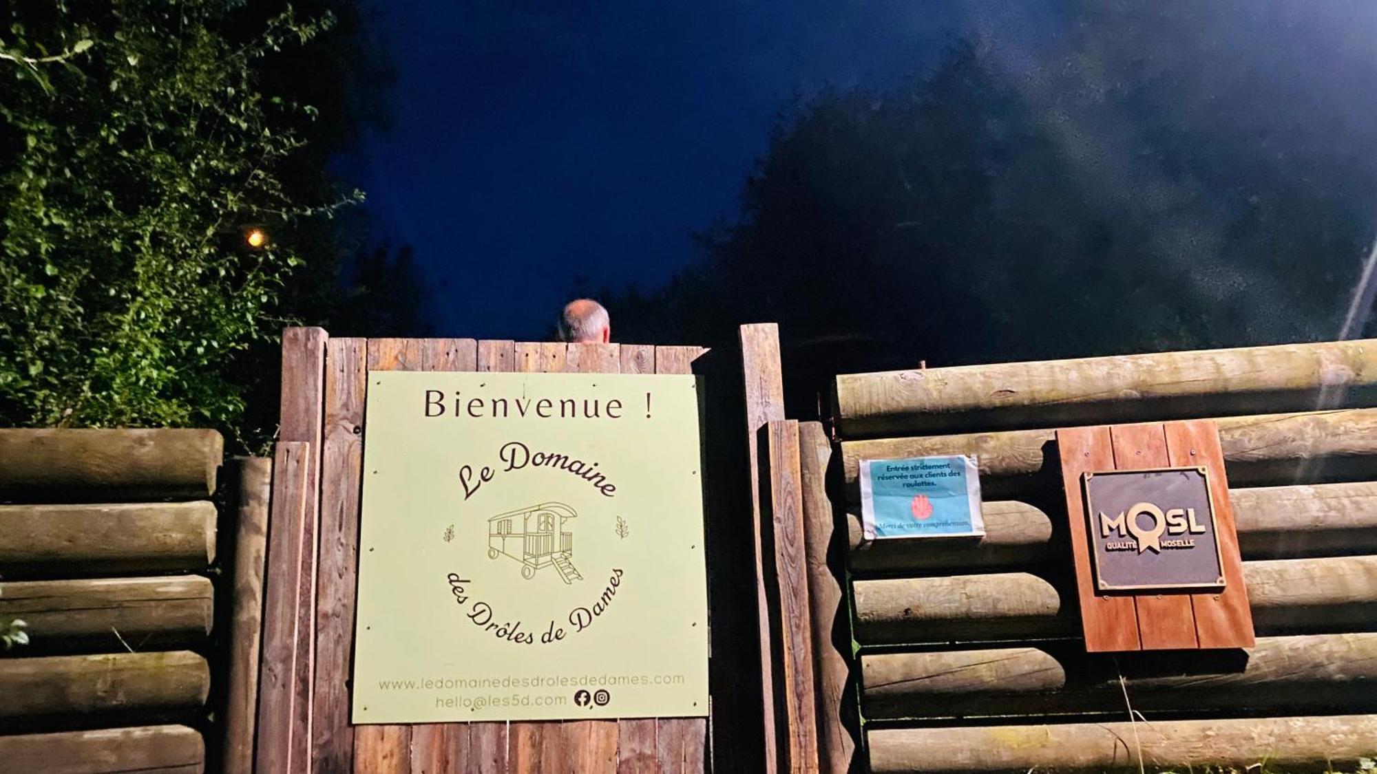 Le Domaine Des Droles De Dames Guest House Buding Ngoại thất bức ảnh